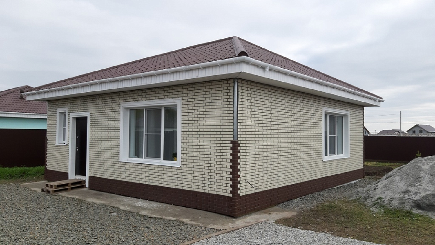 Отделка сайдингом под кирпич SK102